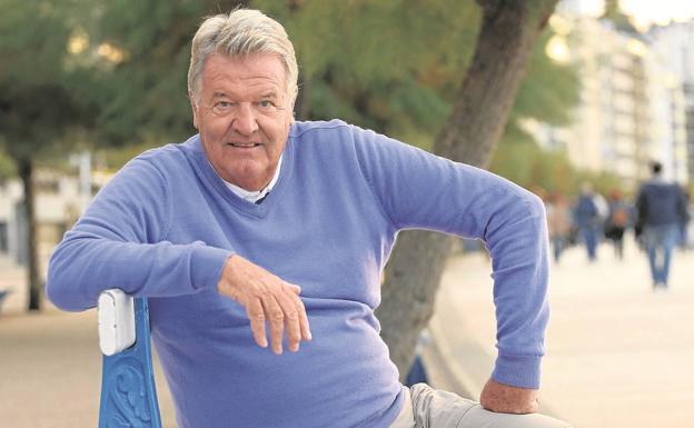 John Toshack, ingresado en estado grave por covid