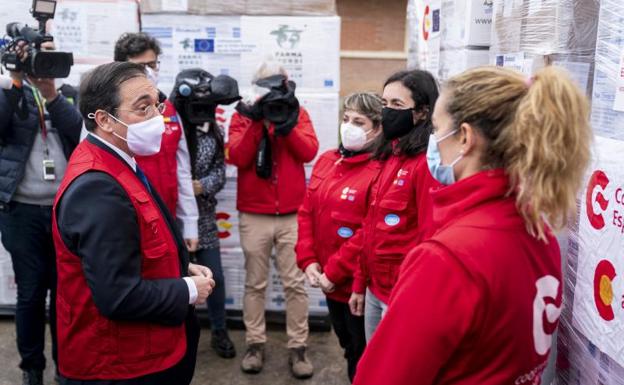 Robles confirma que España solo enviará material «defensivo y humanitario» a Ucrania