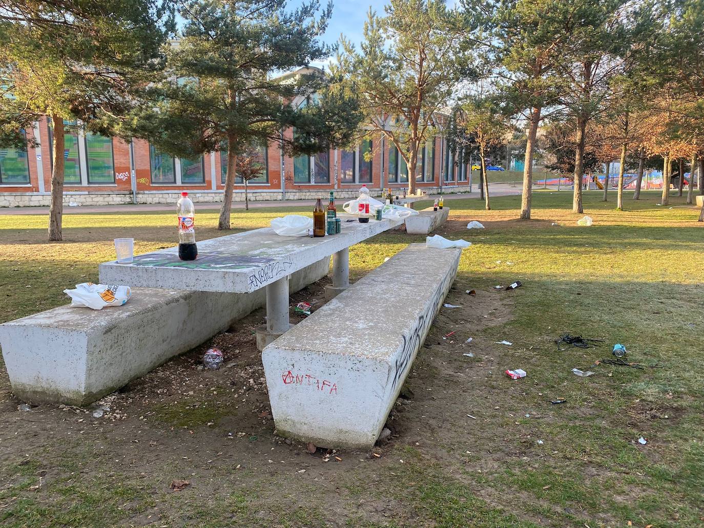 Los restos del botellón en el parque de El Hangar