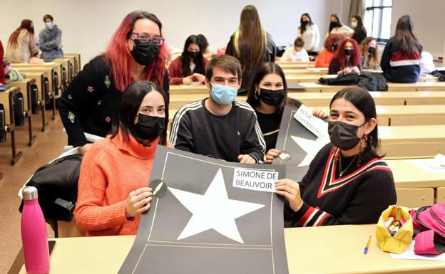 Alumnos de 3º de Educación Social instalan en El Espolón un paseo de estrellas para mujeres invisibilizadas
