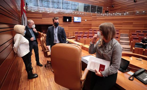 La negociación PP-Vox en Castilla y León pasa a depender de Mañueco y Abascal