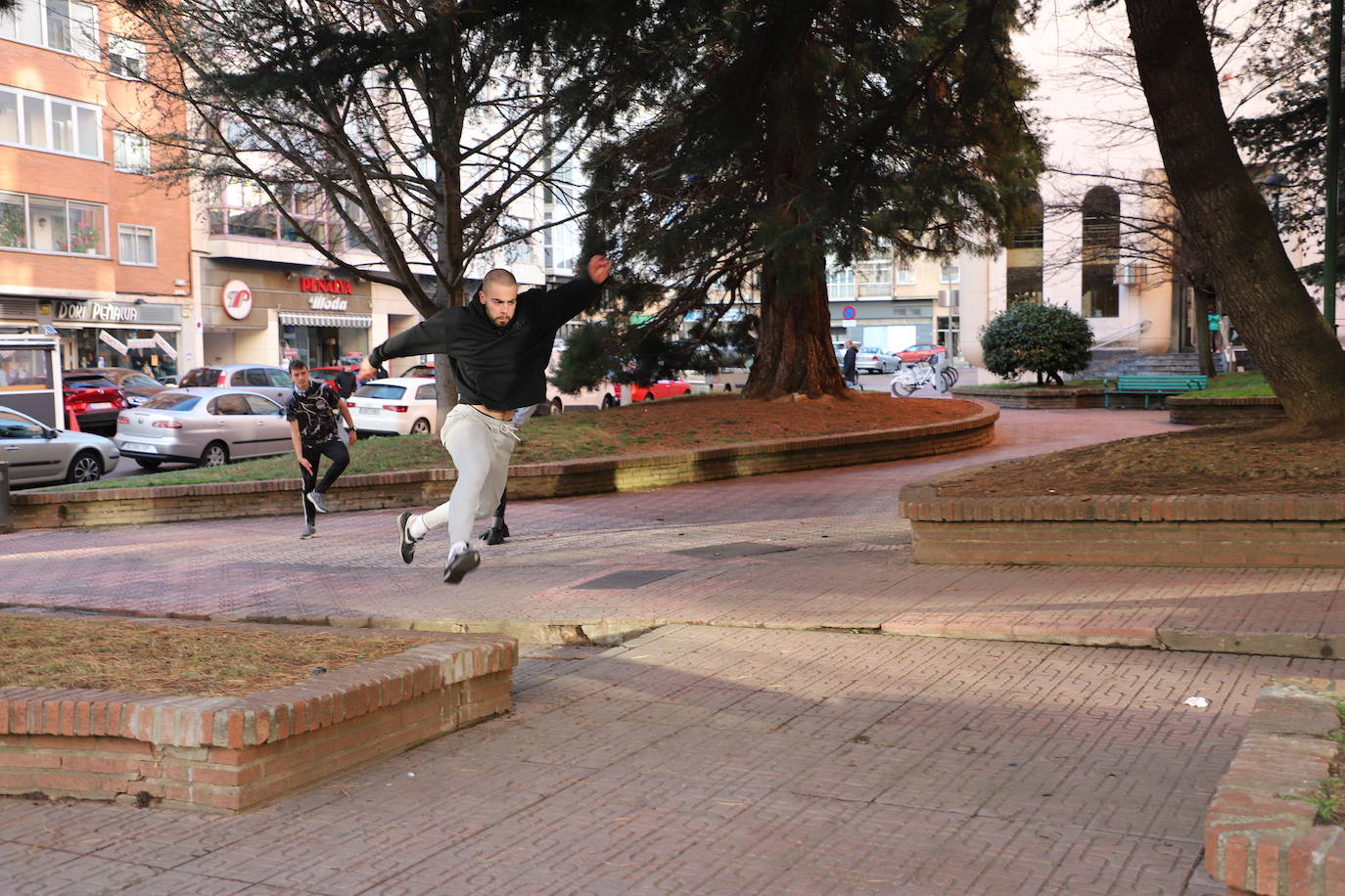 La comunidad parkour de Burgos reclama la construcción de un parque en la ciudad