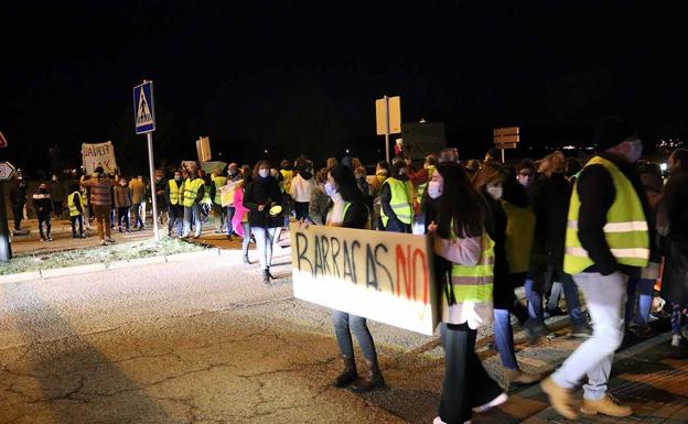 Vecinos de Villatoro también se echan a la calle en contra de las barracas