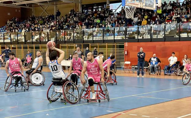 La afición lleva en volandas al Servigest a conseguir su segunda victoria en la liga