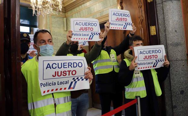 La Policía Local de Burgos se manifiesta en el pleno municipal exigiendo un «acuerdo justo»