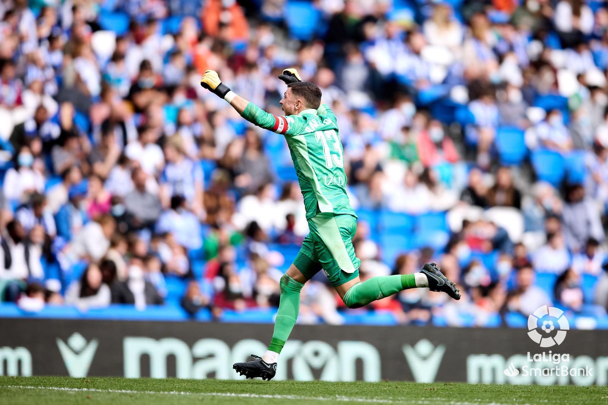 Un Riquelme decisivo lidera la remontada del Mirandés ante el Sanse que le acerca a la permanencia