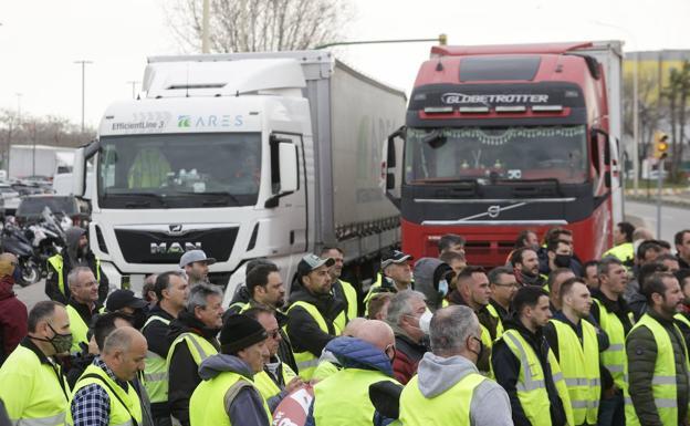 Guardia Civil y Policía escoltan 64 caravanas de camiones en Burgos desde que comenzó el paro del sector