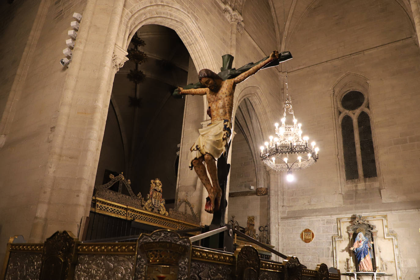 El Santísimo Cristo de Burgos ya restaurado volverá a salir esta Semana Santa en vertical