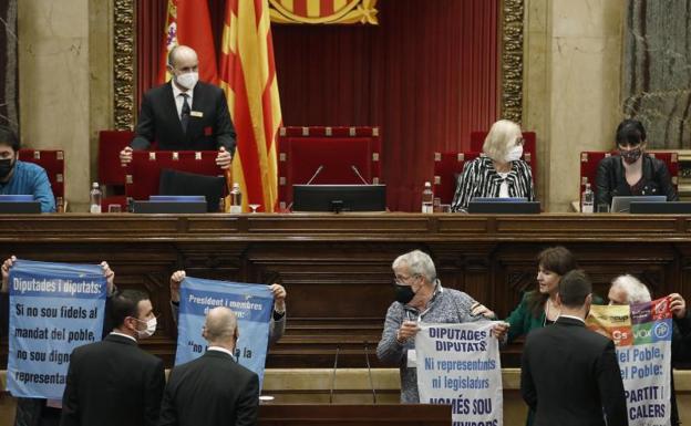 Un grupo de activistas irrumpe en el Parlament: «Solo sois unos vividores»