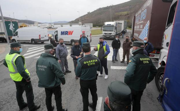 Seis detenidos, 20 investigados y 2.250 camiones escoltados durante el paro del transporte