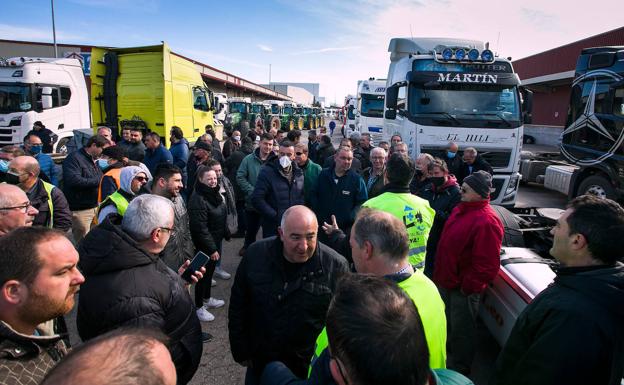 La huelga del transporte afecta a más de la mitad de las empresas de Burgos y desabastece al comercio