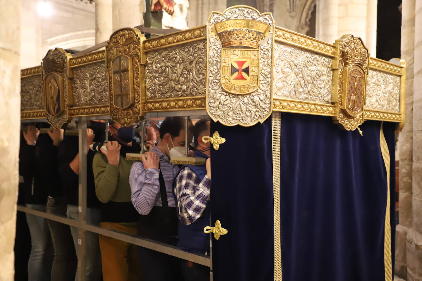 Los costaleros esperan la Semana Santa entre ensayos y mascarillas