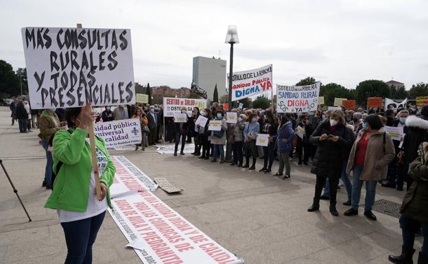 Medio millar de personas protestan en las Cortes de Castilla y León ante el deterioro de la sanidad pública