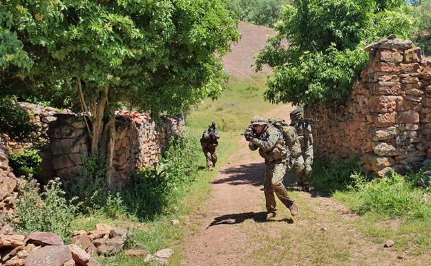 Ejercicio militar en Revillarruz para acercar el airsoft a los burgaleses