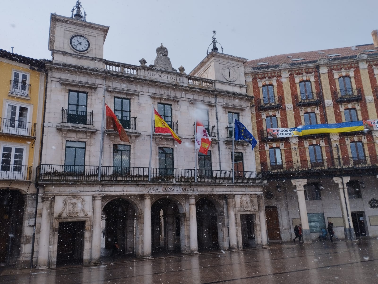 Tímidos copos caen en el centro de Burgos