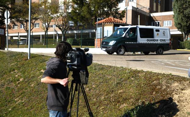 La Guardia Civil interroga durante horas a Óscar, el amigo que acompañó a Esther López al cruce