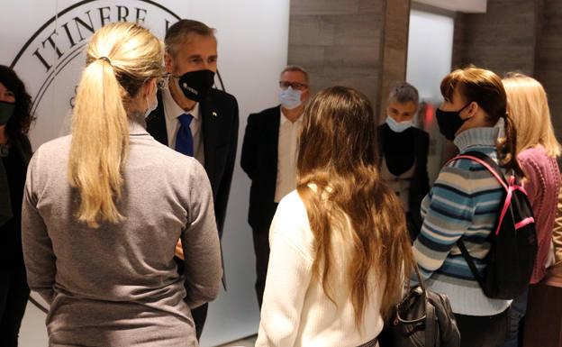 Manuel Pérez Mateos da la bienvenida al primer grupo de estudiantes ucranianos acogidos por la UBU