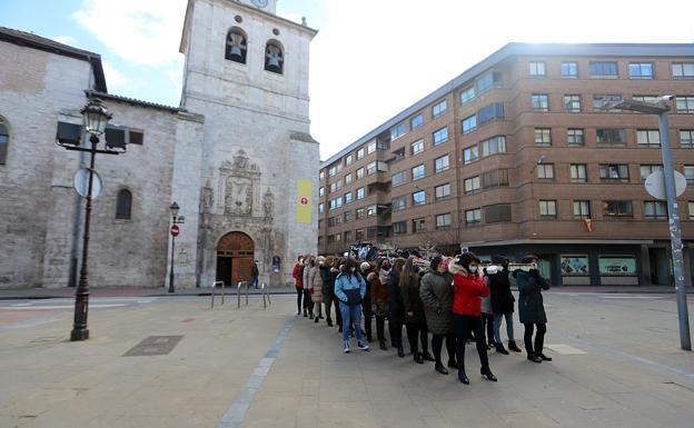 La Virgen de las Angustias acoge bajo un único manto el sentir de las mujeres cofrades de Burgos