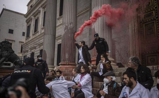 Activistas arrojan pintura roja a la fachada del Congreso de los Diputados