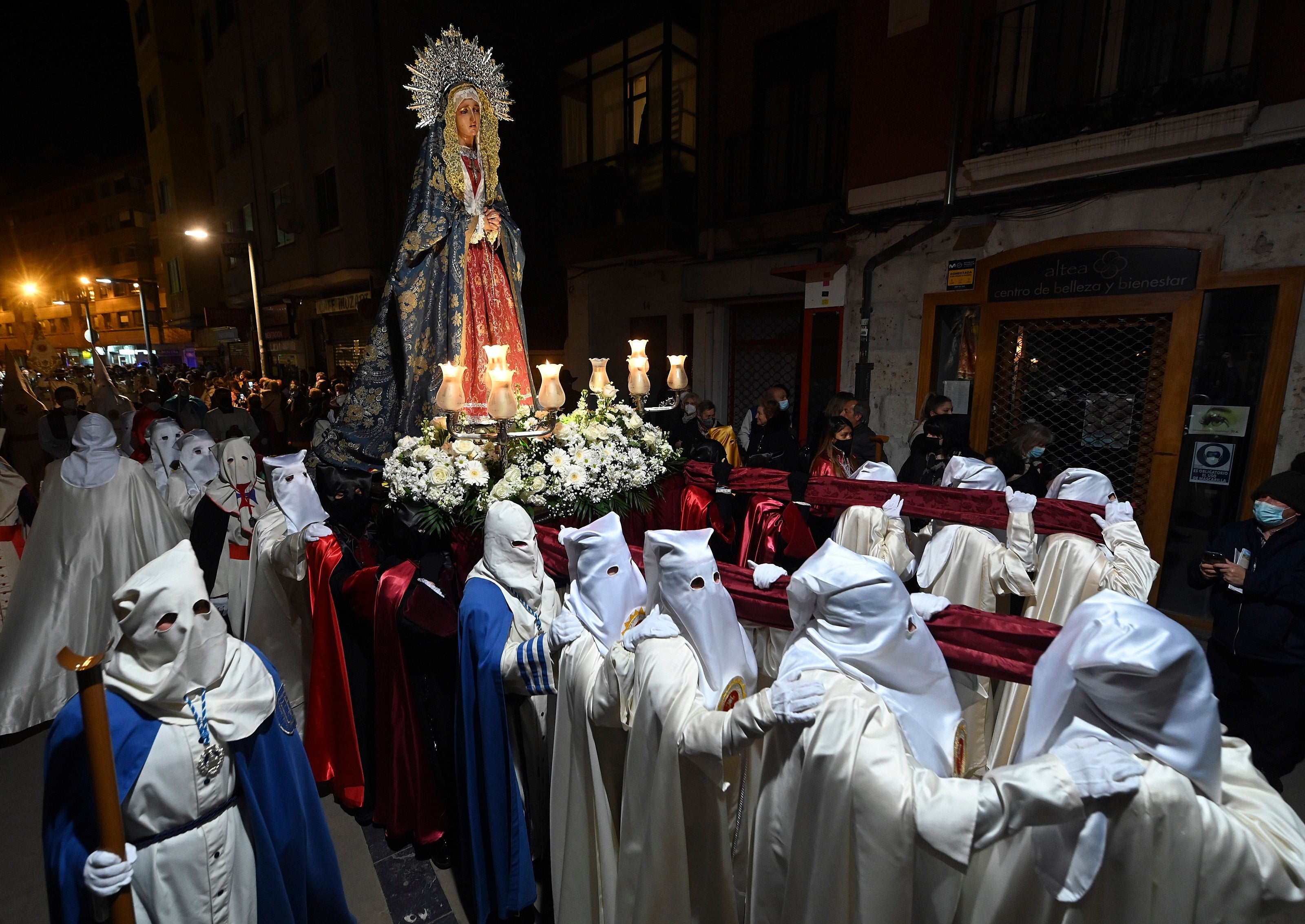 La Virgen de las Angustias arropa con solemnidad a Burgos en la noche del Sábado de Pasión