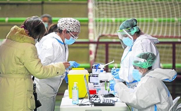 La covid afronta abril en Castilla y León con 55 camas más ocupadas en hospitales