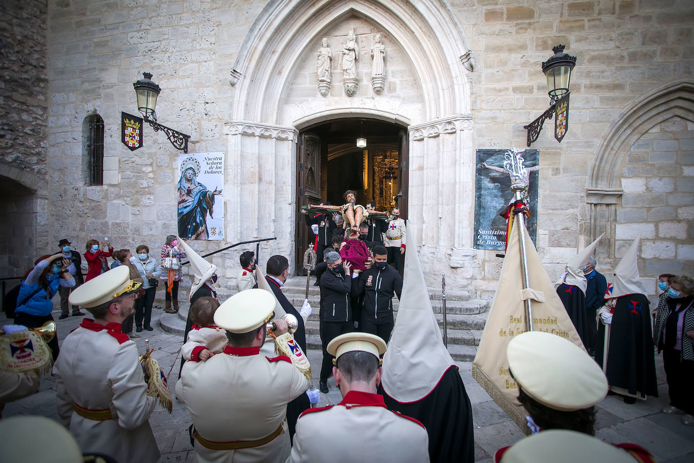 El Santísimo Cristo recorre Burgos en vertical