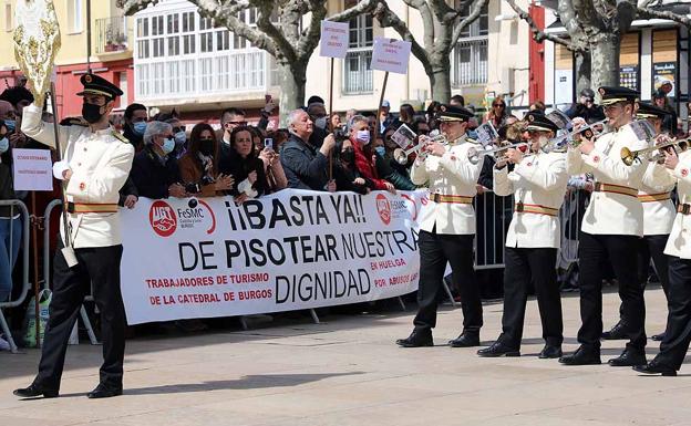 Los trabajadores de la Catedral hacen visible su protesta en la procesión de La Borriquilla