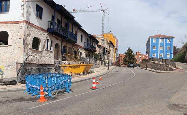 Se recupera el tráfico en la bajada del Paseo de los Cubos tras cubrir provisionalmente el socavón