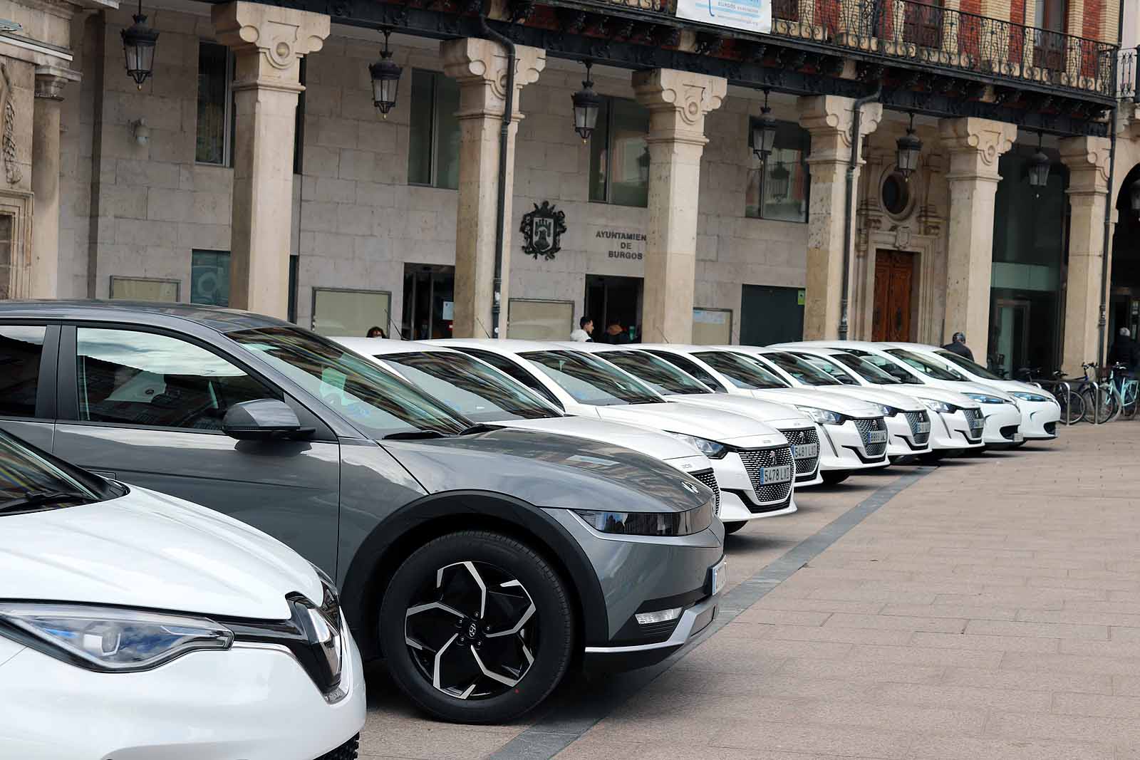 El Ayuntamiento de Burgos estrena 15 coches eléctricos y cinco puntos de recarga