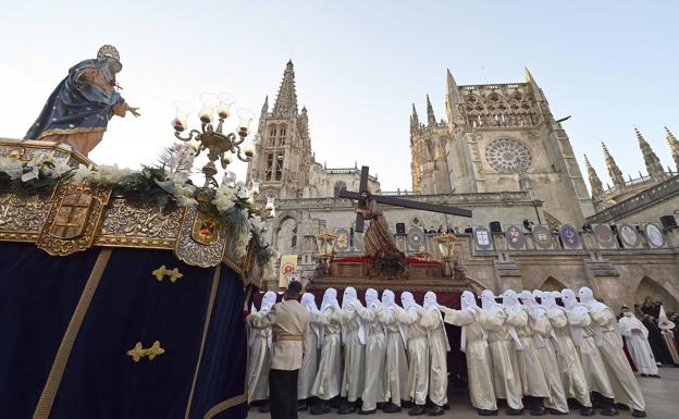 El Encuentro reúne a Madre e Hijo frente a la Catedral dos años después