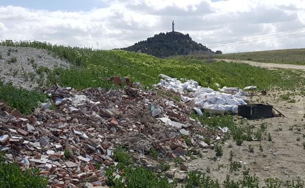 Una escombrera en Palencia con el Cristo del Otero. 