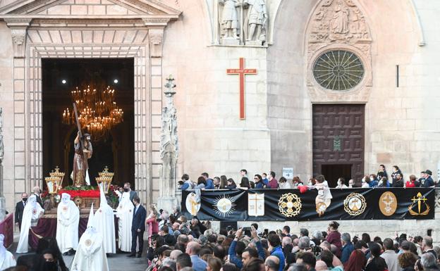 La Virgen no camina sola por las calles de Burgos