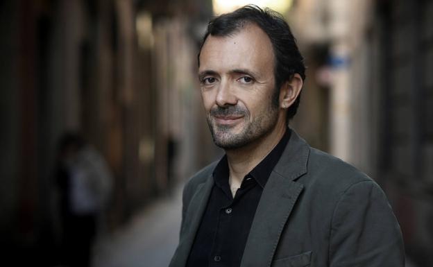 El escritor Isaac Rosa presenta en Burgos la novela 'Lugar seguro', reflejo de la actual incertidumbre social