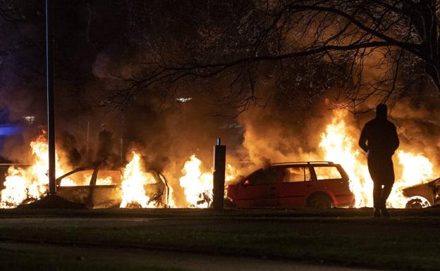 Agitador danés desata el caos en Suecia con su provocadora «quema del Corán»