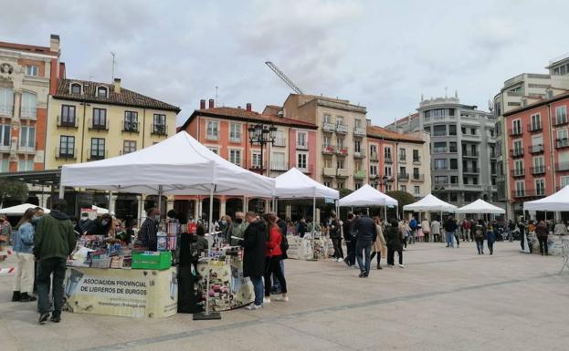 Trece librerías de Burgos llenarán la Plaza Mayor en el Día del Libro