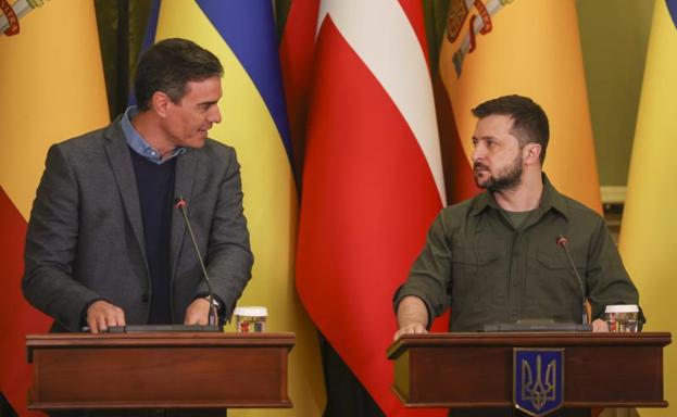 Sánchez anuncia a Zelenski el envío de 200 toneladas de armamento a Ucrania
