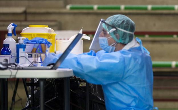 Los sanitarios con covid se duplican en quince días en Burgos