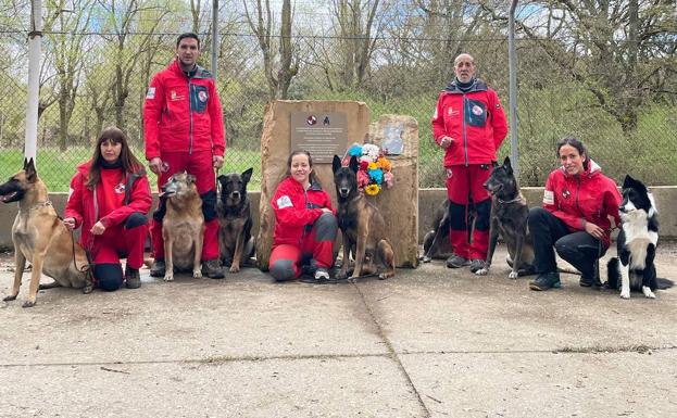 Homenaje burgalés a los equipos de perros de búsqueda y salvamento