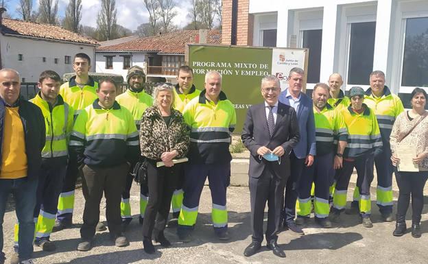 Un programa de inserción laboral mejora las zonas verdes del río Trueba a su paso por Espinosa