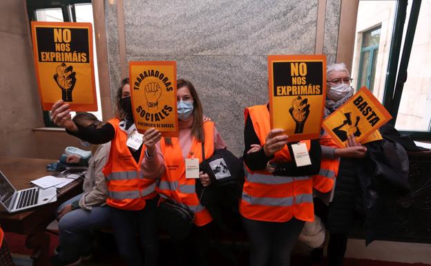 Las trabajadoras sociales desconvocan la huelga pero estarán «vigilantes» con el Ayuntamiento