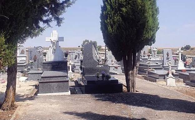 La falta de personal en el cementerio de Aranda obliga a los familiares a ayudar en los entierros