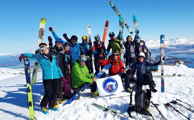 Componentes del Club Montañeros de Pradoluendo esquían en Tromso y los Alpes de Lyngen