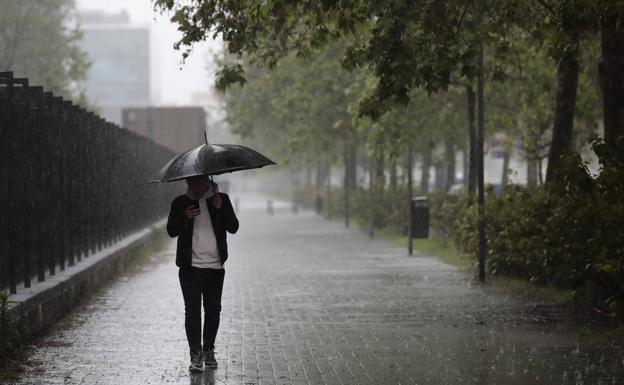 Valencia amanece tras la tromba de agua con clases suspendidas y trenes cancelados