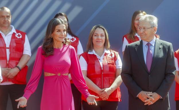 El vestido valenciano de 65 euros de Letizia que deja ver sus abdominales