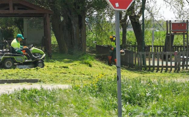 El Ayuntamiento de Burgos cede y siega la vegetación del parque infantil de Villatoro