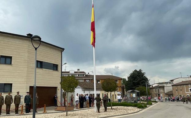 Tardajos iza la bandera de España como homenaje