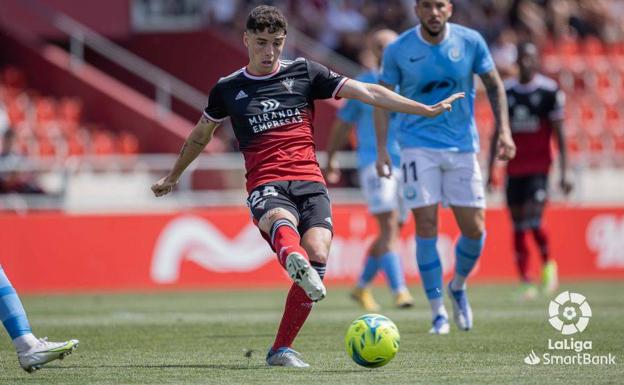 El Mirandés celebra la permanencia con un festival de fútbol y goles en Anduva