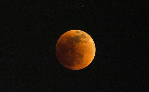 Así ha sido el eclipse lunar de esta madrugada y seis respuestas para entenderlo