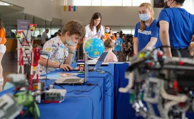 Quinientas personas disfrutan con el concurso 'Con las manos en la ciencia' de la UBU