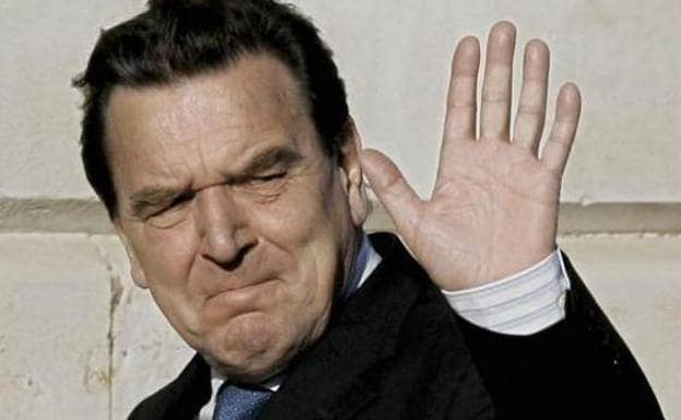 El excanciller Gerhard Schröder pierde sus privilegios por apoyar a Rusia
